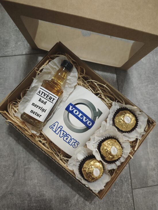 Dāvanu komplekts ar Volvo krūzi uz balta fona (vārds var būt jebkurš)