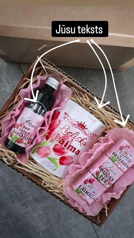 Komplekts ar jūsu uzrakstu uz krūzes 