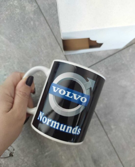 Krūze ar Volvo logo un jebkuru vārdu uz melna fona 