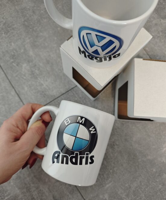 Krūze ar Volkswagen un jebkuru vārdu uz balta fona