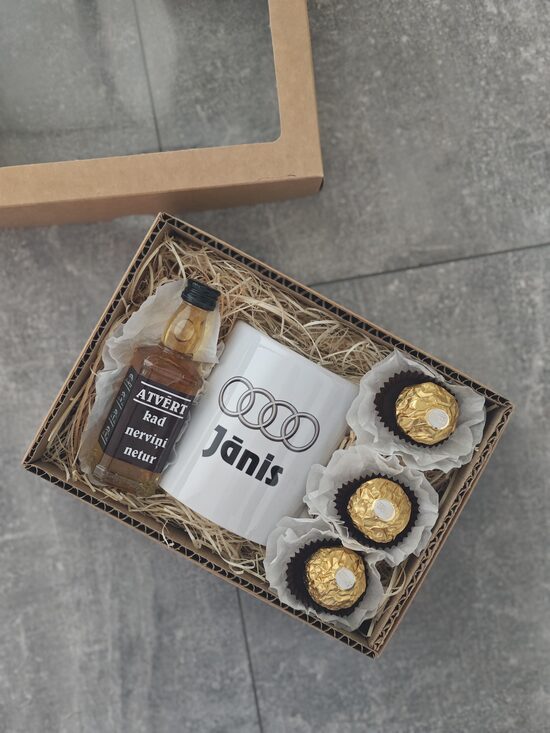 Komplekts ar audi logo un melnu vārdu 