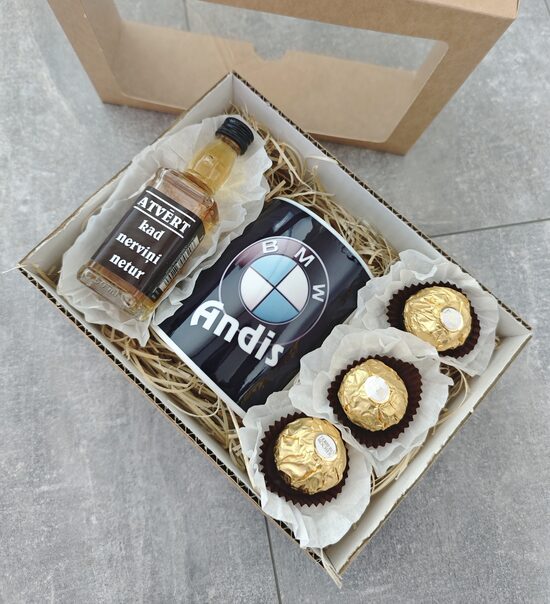 Komplekts ar BMW krūzi uz melna fona (vārds var būt jebkurš)