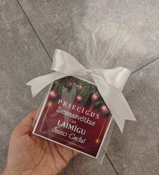 "Priecīgus Ziemassvētkus.." 9x9cm 