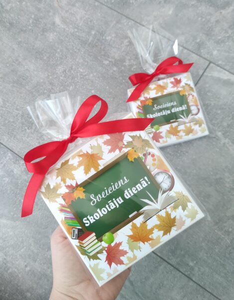 "Sveiciens skolotāju dienā" 12 x 12 cm