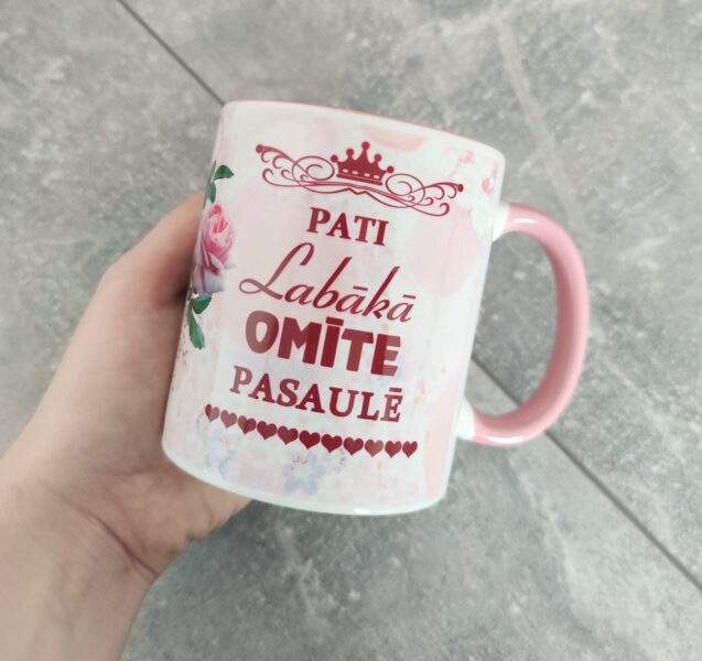 Krūze "Pati labākā Omīte pasaulē" ar rozā krāsā rokturi un osiņu 
