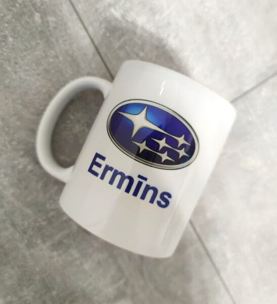 Krūze "Subaru ar jebkuru uzrakstu uz balta fona"