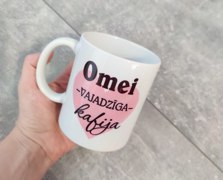 Krūze "Omei vajadzīga kafija" rozā krāsā sirsniņa 